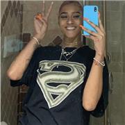 Sono Sarda e americana. La mia madrelingue e l’inglese. Mi sono trasferita a Palau circa 3 anni fa